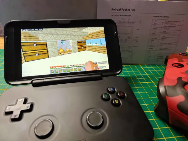 Retroid Pocket Flip se spuštěnou hrou Minecraft